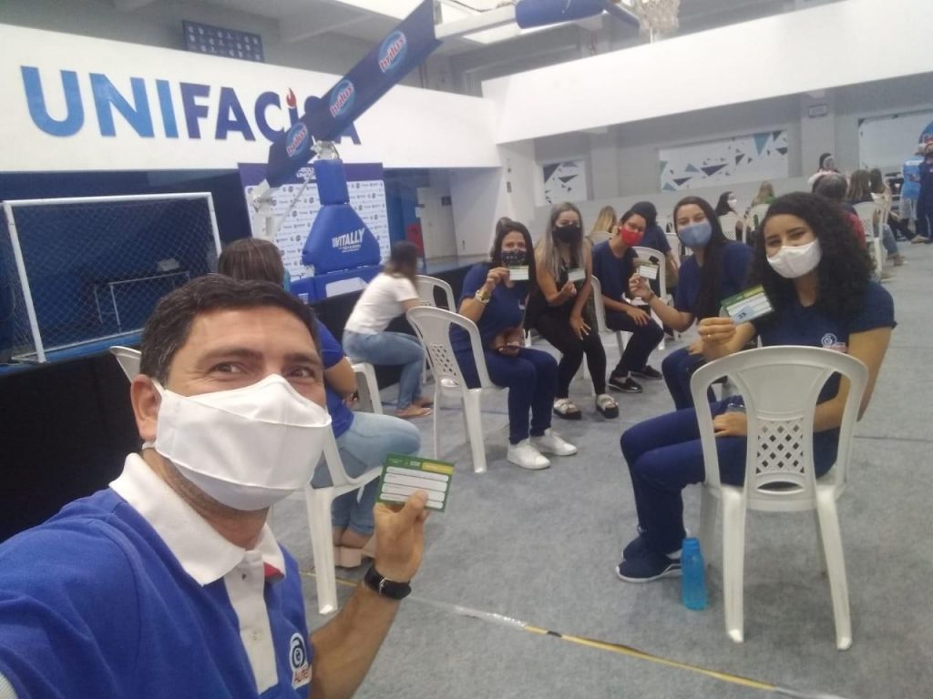 Equipe do Colégio Autêntico é imunizada contra a Covid-19