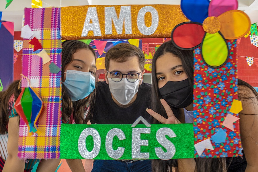Ensino Médio adota modelo híbrido e alunos poderão retomar aulas presenciais