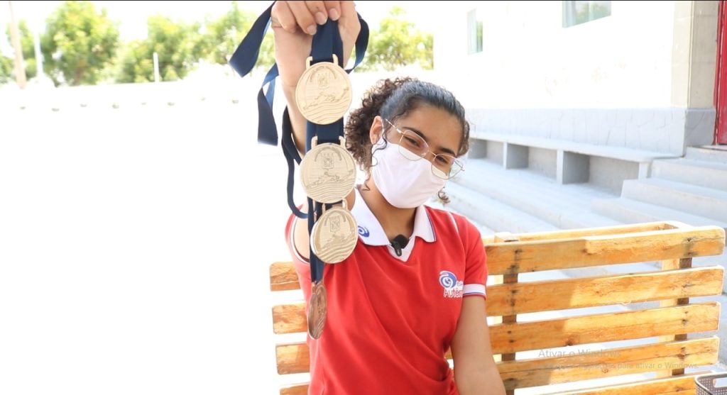 Aluna se destaca com quantidade de conquistas em campeonatos de natação